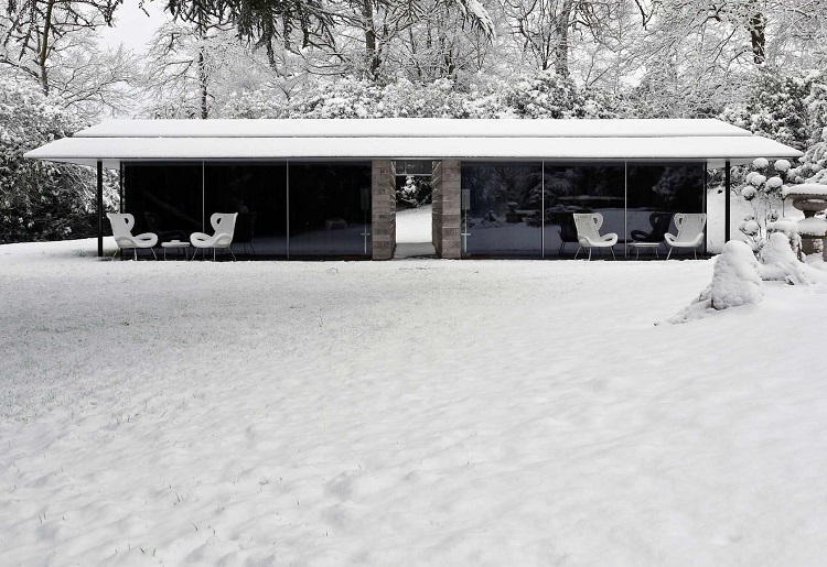 Moderna construcción muestra un jardín con un toque zen